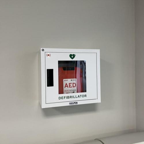 Defibrilator an der Wand