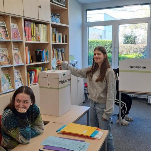 Schülerin an der Wahlurne