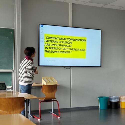 Frau Torres aus Peru am Whiteboard