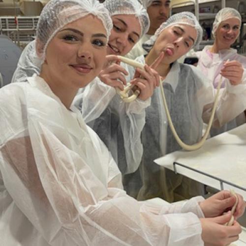 Schüler:innen formen Brezeln