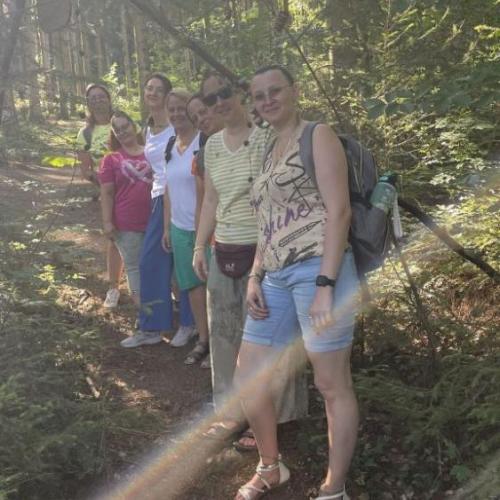 Besucher:innen der Anne Frank Schule im Wald