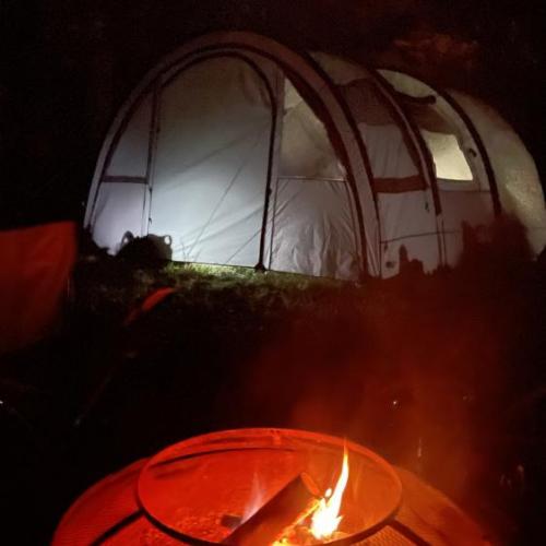 Zelt mit Lagerfeuer im Dunkeln