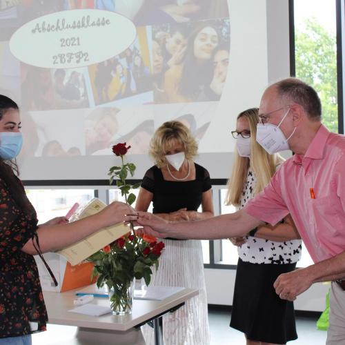 Abschlussfeier 2BFS mit Abteilungsleiter Hartmut Kühlmann