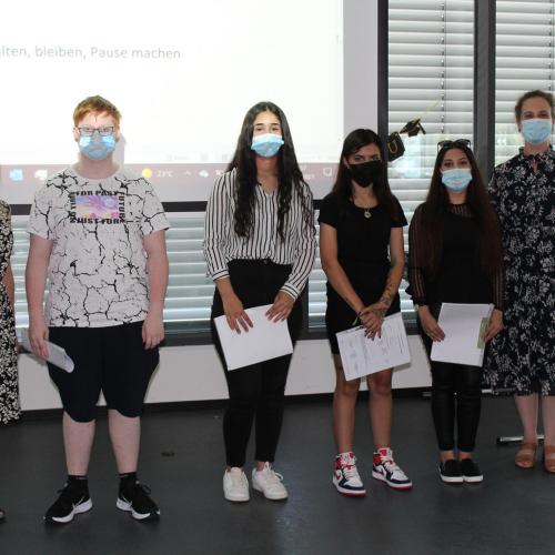 Klasse AV mit Klassenlehrerinnen Jasmin Schnell und Michèle Adelhardt