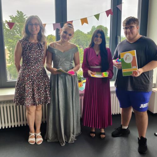 Absolvent:innen mit Frau Klausmann