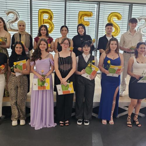 Zeugnisübergabe der Zweijährigen Berufsfachschule