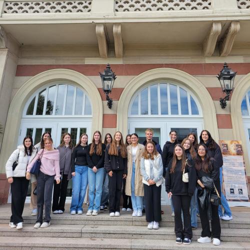Klasse der SG EK 2 in Baden-Baden vor dem Theater