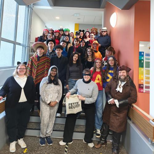 Schüler:innen und Lehrkräfte verkleidet mit Faschingskostümen