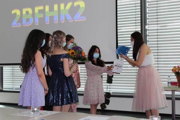 2BFHK2 mit Geschenken für Inge Neckel