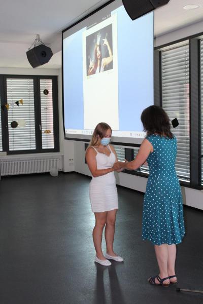 Petra Klausmann übergibt Zeugnis und Krone