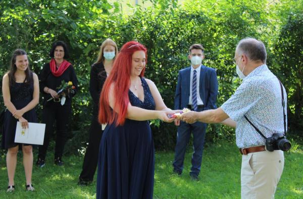 Geschenk der BTGJ2 an Abteilungsleiter Kühlmann