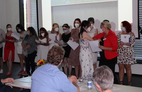 Gratulation mit Ellenbogen durch Ulrike Buchwald