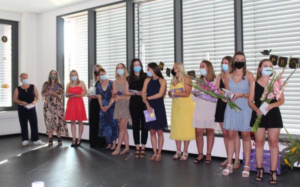 3BKSPIT3 überreichen Lehrkräften Blumen und Schokolade