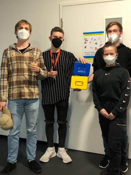 Schülersprecher mit Spendendosen