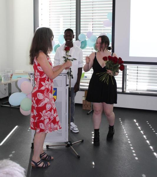 Frau Klausmann erhält eine Rose