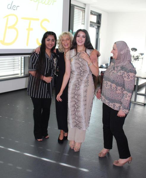 Frau Matt freut sich mit ihren Schülerinnen