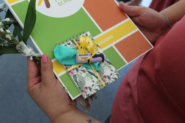 Zeugnis und Geschenke für die Kinderpflege AbsolventInnen