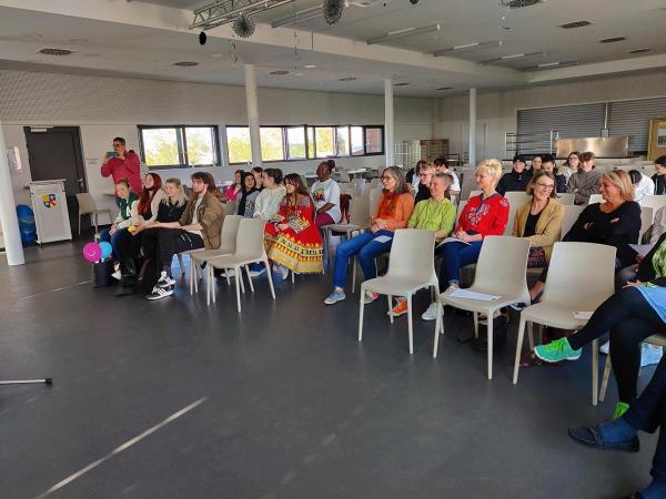 Publikum beim Nach(T)sitzen