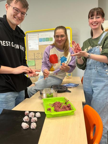 Schüler:innen bei der Herstellung der Energy balls
