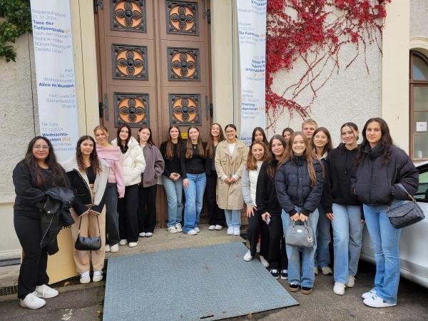 Klasse der SG EK 2 in Baden-Baden vor dem Theater