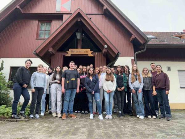 die GG-Eingangsklasse vor dem Kolpinghaus