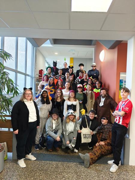Schüler:innen und Lehrkräfte verkleidet mit Faschingskostümen