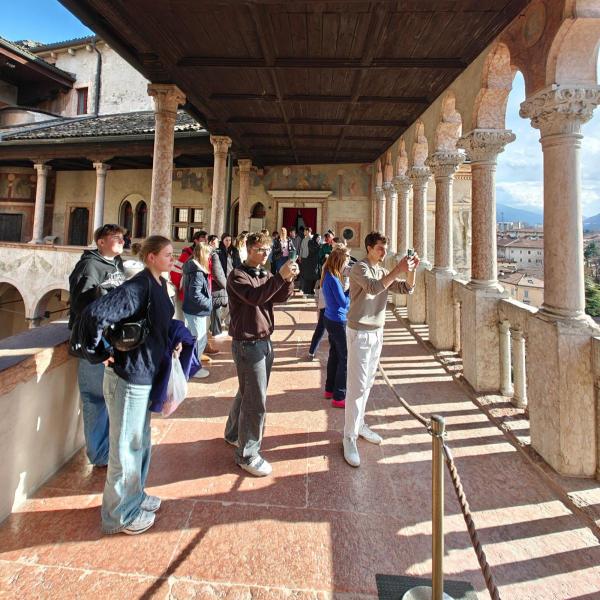 Schüler:innen fotografieren umwerfenden Ausblick