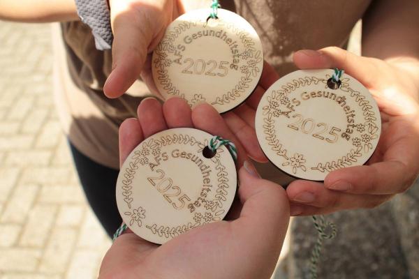 Medaillien aus Holz vom Gesundheitstag 2025