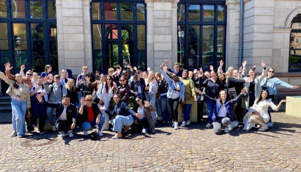 Vor der Stadtbibliothek