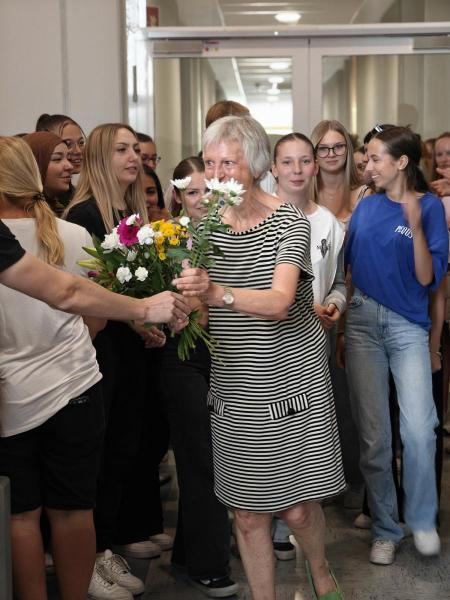Frau Reeb bekommt Blumen von ihrer Schülerschaft