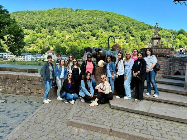 Klasse vor dem Brückenaffen