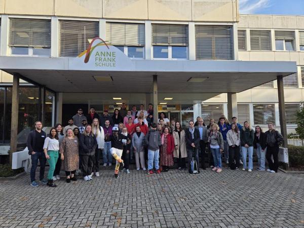 Mit dem Besuch aus Haguenau vor der Schule