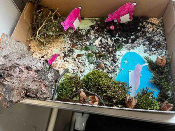 Schweinestall im Karton nachgebaut