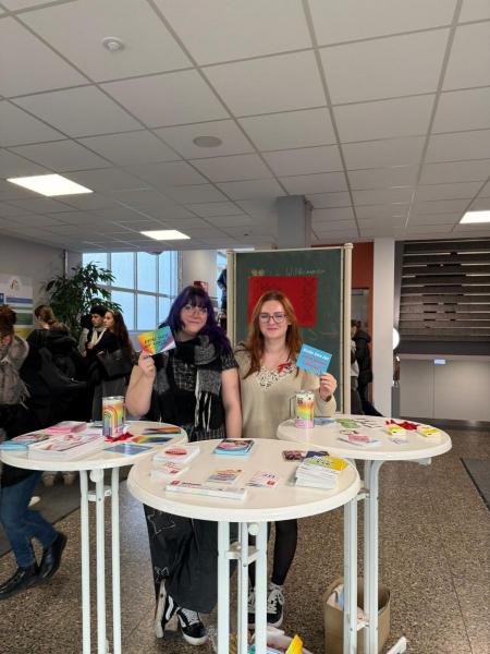 Schülerinnen bei der Sammelaktion