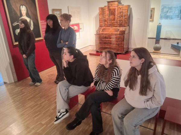 Schülerinnen im Rastatter Stadtmuseum