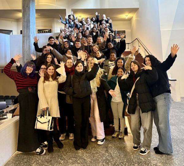 Schülerinnen und Schüler im Foyer