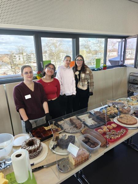 Am Küchenbuffet beim Tag der offenen Tür an der AFS