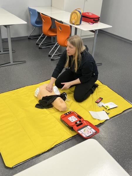 Frau Wohlfahrt von der Björn-Steiger-Stiftung mit einer Trainingspuppe