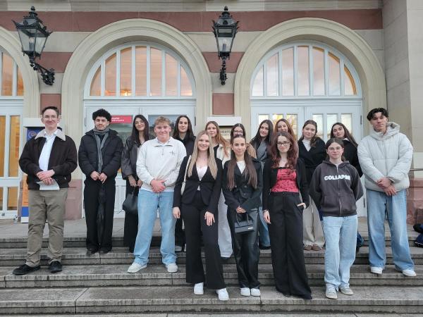 J1 vor dem Theater in Baden-Baden