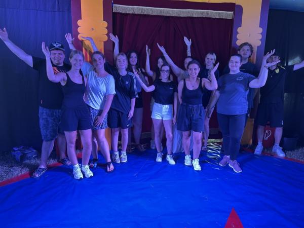 Schülerinnen und Schüler in der Manege winken