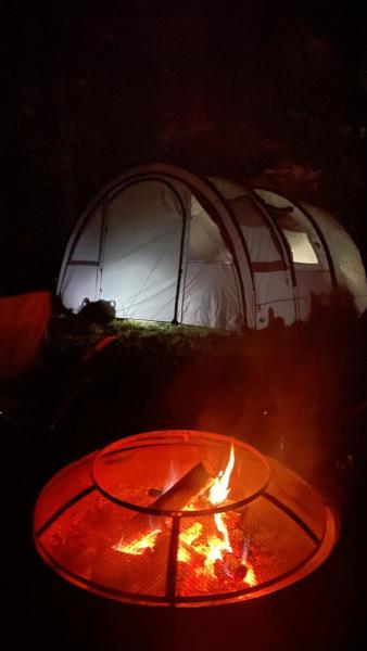 Zelt mit Lagerfeuer im Dunkeln